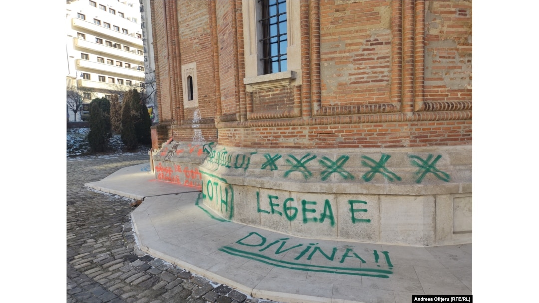 Pe zidurile Bisericii Kretulescu au fost mâzgălite cuvinte obcene. Am decis să nu vi le arătăm. Se află pe zidul de sud al bisericii, monument istoric. Unghiul acestei poze redă numai vandalismul.