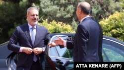 وزیر خارجه ایران در حال استقبال از همتای ترکیه‌ای خود در تهران
