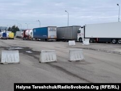 Вантажівки у пункті пропуску Шегині стоять годинами