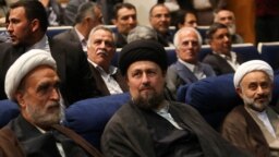 حسن خمینی (با عمامه مشکی) در مراسم سالگرد مرگ محمود دعایی، مدیر سابق روزنامه اطلاعات