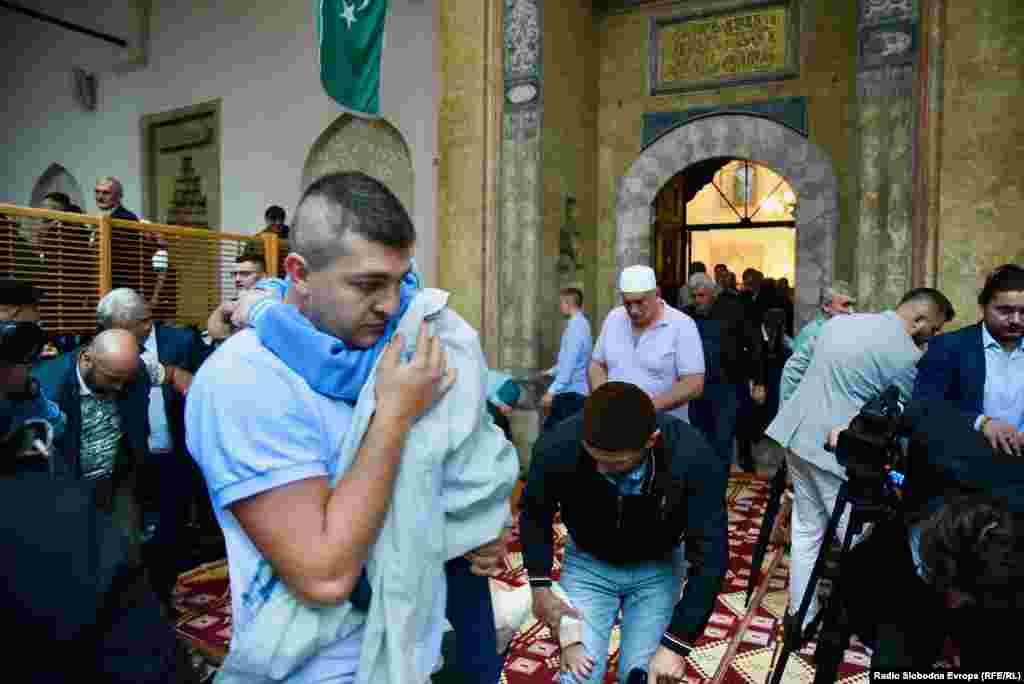 Bajram se nakon jutarnje molitve, koju obavljaju muškarci, provodi uz obitelj.&nbsp;