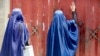 Dy gra afgane të veshura me burka në Afganistan.