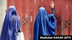 Dy gra afgane të veshura me burka në Afganistan.