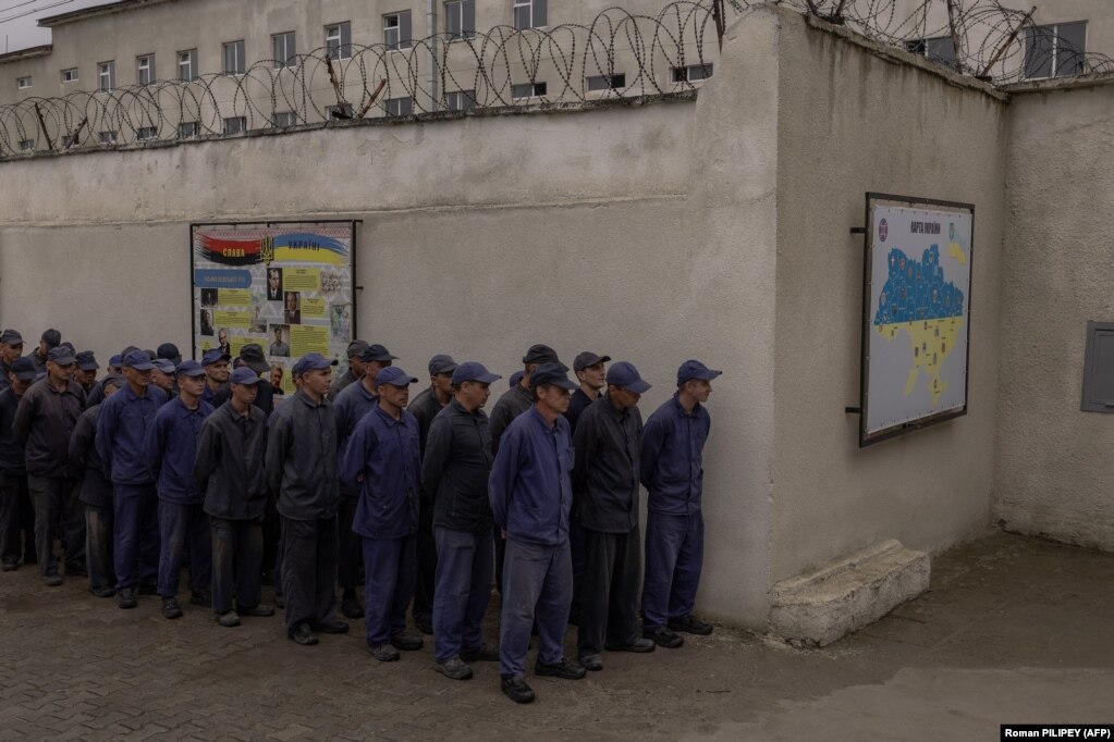 Prigionieri di guerra russi in fila per il pranzo in un campo di detenzione nell'Ucraina occidentale.  Il centro è l'ultimo luogo di ritrovo per i detenuti di altre città prima del loro scambio.  19 settembre 2023 
