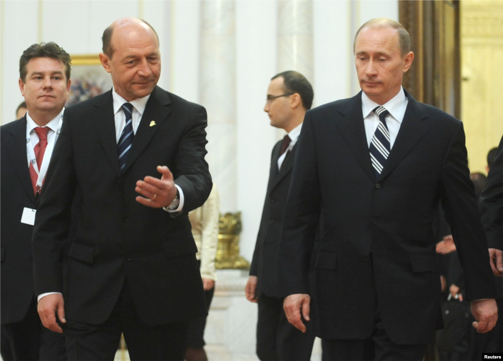 Președintele rus Vladimir Putin (dreapta) și omologul său român Traian Băsescu la întâlnirea bilaterală de la summitul NATO de la București, 4 aprilie 2008. Putin s-a declarat mulțumit de concluziile discuțiilor de la București, dar a spus că planurile de extindere viitoare a Alianței militare sunt o amenințare directă la adresa Rusiei. &nbsp;