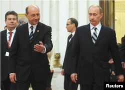 Summitul NATO de la București (2008) a fost unul din ultimele evenimente internaționale importante la care a participat liderul rus Vladimir Putin. În imaginea de arhivă: fostul președinte român, Traian Băsescu (al doilea din stânga), îndrumându-l pe oaspetele rus.