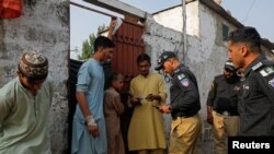 پولیس پاکستان در حال بررسی اسناد یک مهاجر افغان