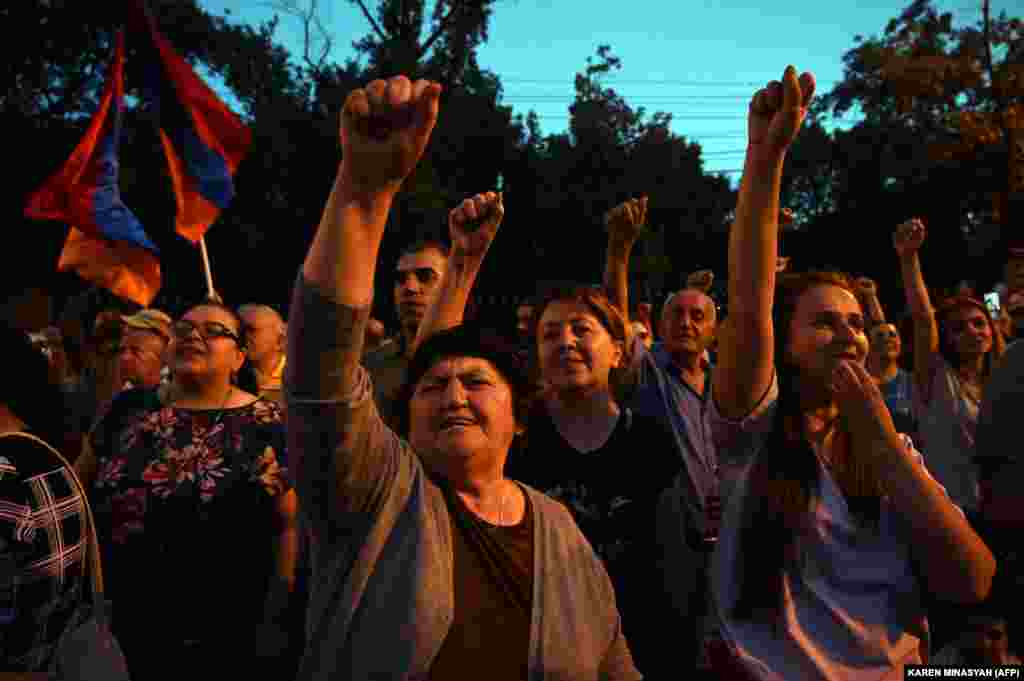 Protestuesit armenë këndojnë gjatë një tubimi në Jerevan, duke kërkuar dorëheqjen e kryeministrit Nikol Pashinian për koncesionet e tokës ndaj Azerbajxhanit.