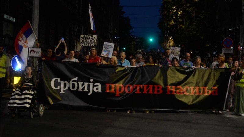 Zviždurci i trube ispred RTS-a na protestu 'Srbija protiv nasilja'
