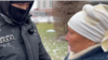 Арнайы жасақ өкілі Түркістан облысының тұрғыны Боранкүл Орынбекованы Ақордаға жібермей тұр. Астана, 6 желтоқсан 2023 жыл. 