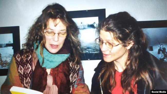 Jane Birkin (a sinistra) con Aude Merlin, professoressa di scienze sociali alla Libera Università di Bruxelles