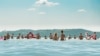 Turiștii s-au adunat în mod tradițional în Lacul Balaton vara, dar numărul este în scădere în acest an.
