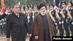 Tajik President Emomali Rahmon (left) and his Iranian counterpart, Ebrahim Raisi, in Dushanbe. 