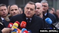 Millorad Dodik duke folur para mediave në një prej seancave gjyqësore kundër tij për mosrespektimin e vendimeve të përfaqësuesit të Lartë.