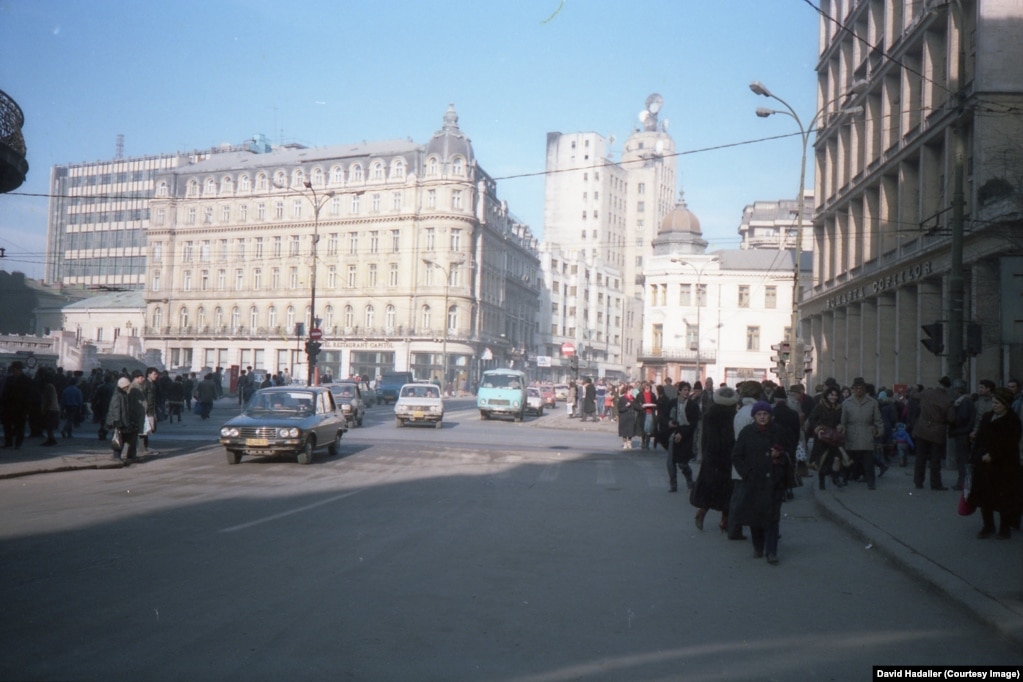 Një kryqëzim rrugësh në Bukuresht në janar të vitit 1988.
