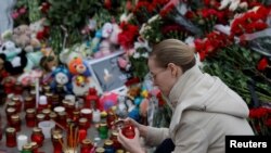 Свеќи и цвеќиња за жртвите на нападот во концертната сала близу Москва, 24.3.2024 година 