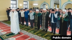 Казанның Гали мәчетендә гает намазында Татарстан президенты Рөстәм Миңнеханов, Казан мэры Илсур Метшин һәм башка түрәләр катнашты. 10 апрель 2024, ДУМ РТ фотосы