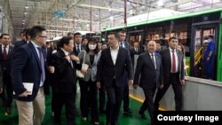 Президент Садыр Жапаров Кытайдагы мамлекеттик сапарынын алкагында "Zhongtong bus Holding Co., LTD" заводуна барды. 20-май, 2023