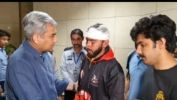 Министр внутренних дел Пакистана встречает прибывших из Бишкека граждан. 