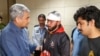 Пакистандын ички иштер министри Мохсин Накви Кыргызстандан учуп барган студенттерди Лахор аэропортунда тосуп алууда, 18-май, 2024-жыл (видеодон алынган кадр)