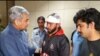 Пакистандын ички иштер министри Мохсин Накви Кыргызстандан учуп барган студенттерди Лахор аэропортунда тосуп алууда. Видеодон алынган кадр. 