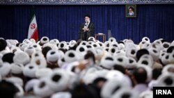 دیدار جمعی از طلاب حوزه‌های علمیه سراسر ایران با رهبر جمهوری اسلامی در تیرماه ۱۴۰۲