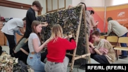 Российские студенты за плетением маскировочных сетей. Архивное фото