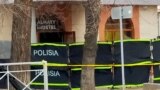 Өрт болған хостелдің сырты қоршалған, маңында полиция тұр. Алматы, 30 қараша, 2023 жыл