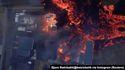 Lava e vullkanit gllabëron shtëpi në Islandë