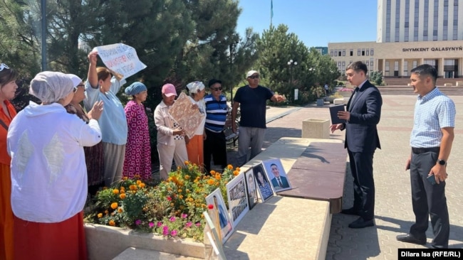 Родственники людей, убитых во время Январских событий, на акции протеста перед акиматом. Шымкент, 1 августа 2023 года