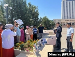 Қаңтар оқиғасында қаза болғандардың туыстары қала әкімдігінің алдына келіп тұр. Шымкент, 1 тамыз 2023 жыл.