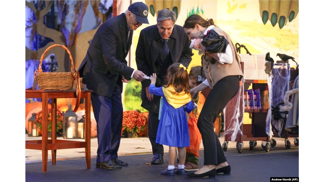 Президент Джо Байден дає цукерки дітям держсекретаря Ентоні Блінкена під час святкування Гелловіну у Білому домі, 30 жовтня 2023 року