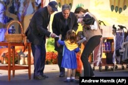 Президент Джо Байден дає цукерки дітям держсекретаря Ентоні Блінкена під час святкування Гелловіну у Білому домі, 30 жовтня 2023 року