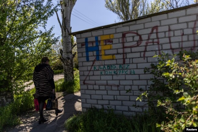 Një mbishkrim me shkronjën Z, i cili është bërë simbol i ushtrisë ruse, shihet në murin e kopshtit të 74-vjeçares Valentyna Haras, ndërsa sulmi i Rusisë ndaj Ukrainës vazhdon, Herson, Ukrainë, maj 2023.