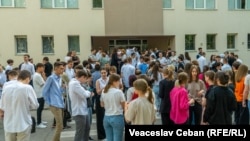 Elevi așteaptă să intre în sălile de clasă pentru a susține examenul de Bacalaureat la limba română, iunie 2023. Centrul de Bacalaureat de la liceul „George Meniuc” din Chișinău.