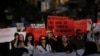 Qytetarët marshojnë duke kërkuar siguri për gratë dhe vajzat, pas vrasjes së një 21-vjeçareje në Ferizaj ditë më parë, Prishtinë, 15 prill.