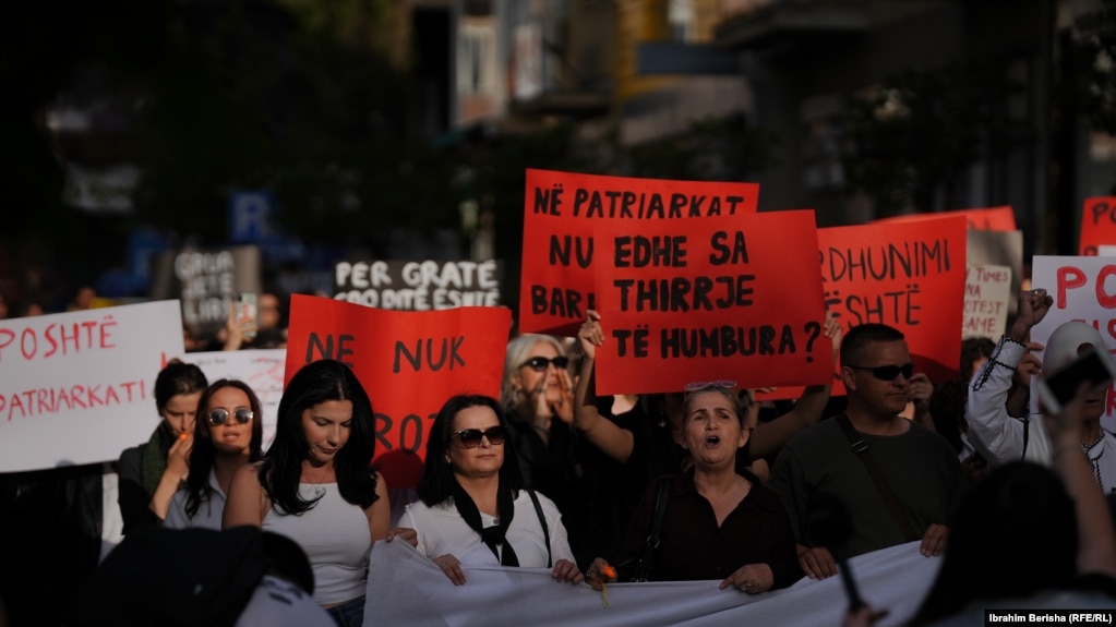 Qytetarët marshojnë duke kërkuar siguri për gratë dhe vajzat, pas vrasjes së një 21-vjeçareje në Ferizaj ditë më parë, Prishtinë, 15 prill.