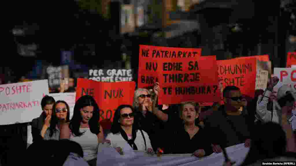 Marsh në Prishtinë kundër dhunës me bazë gjinore. Brenda pak ditësh &ndash;&nbsp;më 12&nbsp;dhe më&nbsp;16 prill&nbsp;&ndash; në Kosovë u vranë dy gra. Për njërin rast është arrestuar ish-bashkëshorti i viktimës, për tjetrin bashkëshorti.
