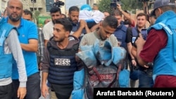 Kolega nosi okrvavljeni prsluk palestinskog novinara Mohameda Soboha, ubijenog zajedno sa još dvoje novinara kada je izraelska granata pogodila zgradu ispred koje su izvještavali, Gaza, 10. oktobar 2023.