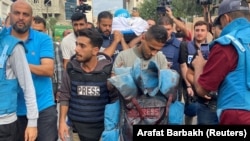 Kolege nose zaštitni prsluk palestinskog novinara Mohammeda Soboha, ubijenog ispred bolnice u Gazi 10. oktobra