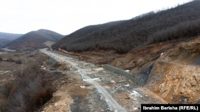Zyrtarë të Ministrisë se Mjedisit, Planifikimit Hapësinor dhe Infrastrukturës, thanë për Radion Evropa e Lirë, se problemet e paraqitura duke filluar nga rrëshqitja e dheut, riformatimi i kontratave dhe rritja e sipërfaqeve të shpronësimeve, kanë bërë që projekti të mos finalizohet. Ndryshimet kanë marrë kohë të konsiderueshme, thonë në këtë ministri. &nbsp; &nbsp; &nbsp; &nbsp; &nbsp; &nbsp; &nbsp; &nbsp; &nbsp; &nbsp; &nbsp; &nbsp; &nbsp; &nbsp; &nbsp; &nbsp; &nbsp; &nbsp; &nbsp; &nbsp; &nbsp; &nbsp; &nbsp; &nbsp; &nbsp; &nbsp; &nbsp; &nbsp; &nbsp; &nbsp; &nbsp; &nbsp; &nbsp; &nbsp; &nbsp; &nbsp; &nbsp; &nbsp; &nbsp; &nbsp; &nbsp; &nbsp; &nbsp; &nbsp; &nbsp; &nbsp; &nbsp; &nbsp; &nbsp; &nbsp; &nbsp; &nbsp; &nbsp;&nbsp;