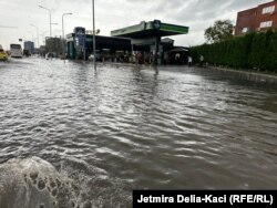 Një rrugë në kryeqytetin shqiptar, Tiranë, e përmbytur si pasojë e shiut të madh më 3 nëntor 2023.