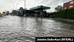 Një rrugë në kryeqytetin shqiptar, Tiranë, e përmbytur si pasojë e shiut të madh vitin e kaluar. (Fotografi nga arkivi)