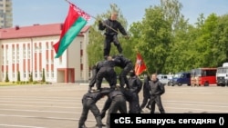 Deca iz okupiranog ukrajinskog regiona Donjeck posmatraju vežbu specijalnih policijskih snaga Belorusije u Minsku, maj 2023. Zvanični Kijev, kao i beloruska opozicija, tvrde da je Lukašenkov režim upleten u nezakoniti transfer velikog broja ukrajinske dece u Belorusiju.