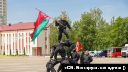 Спецназовцы делают пирамиду. Минск, Беларусь. Иллюстративное фото