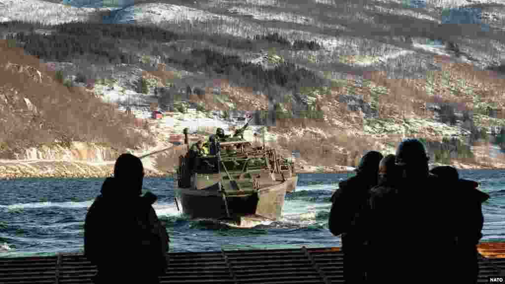Švedski jurišni čamac približava se američkom ratnom brodu tokom vježbe, 29. februara. Krajem 2023. godine, Stockholm i Washington su potpisali sporazum kojim se američkoj vojsci daje pristup švedskim bazama i dozvoljava skladištenje oružja i municije u toj nordijskoj zemlji.