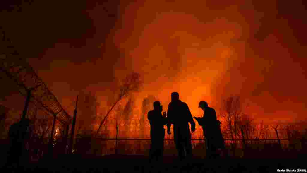 Vatrogasci se 7. maja bore sa šumskim požarom u blizini sela Bogorodinskoe u ruskoj Vologdskoj oblasti. Više od 4.800 vatrogasaca i oko 6.000 dobrovoljaca borilo se sa požarima koji su zahvatili velika područja ruskog Urala i Sibira. &nbsp;
