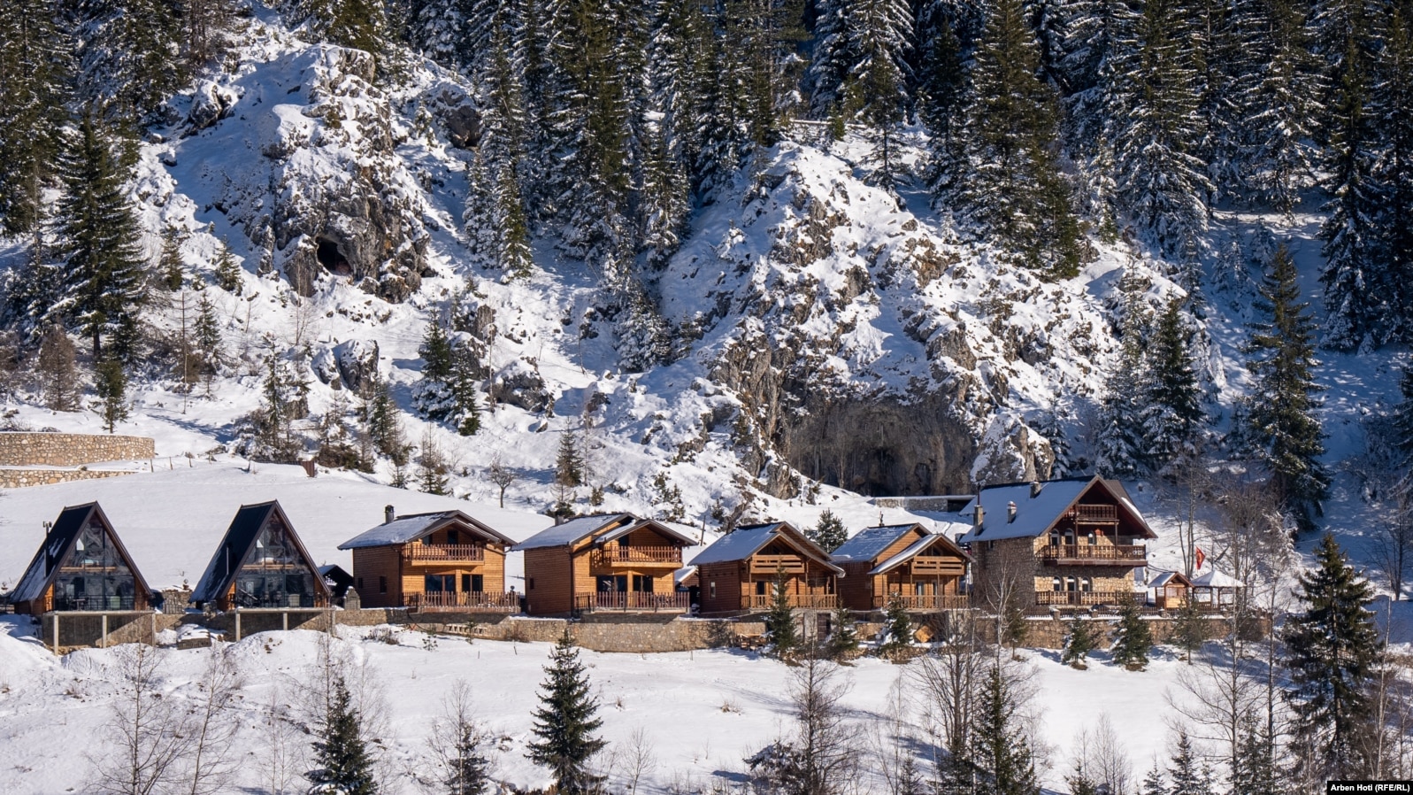 Disa vila të ndërtuara pranë qendrës së skijimit në fshatin Bogë të Pejës.