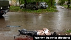 A dead body lies at the site of a Russian missile strike on Chernihiv, Ukraine, on April 17. 