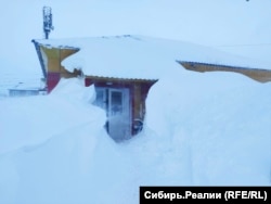 Заметений снігом приватний будинок на Сахаліні, Росія. 2026 рік